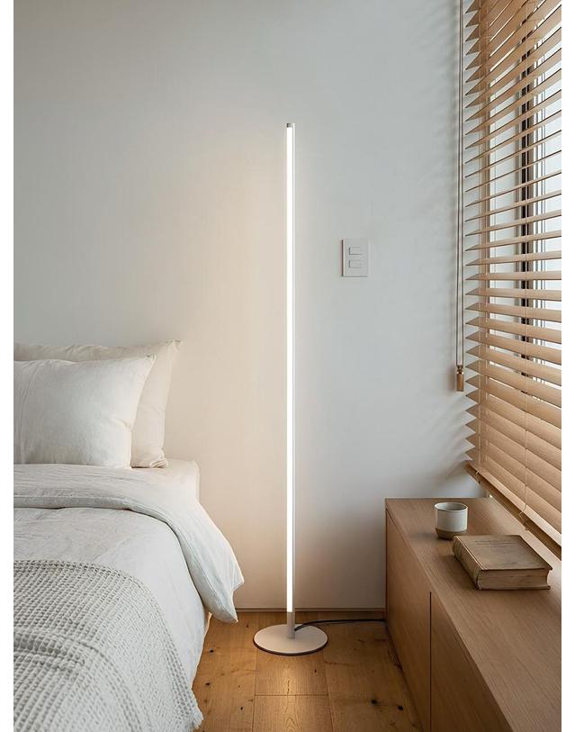라루즈 국내제작 POLE 폴 LED 9단계 밝기조절 장스탠드 (2colors) 화이트 착용컷