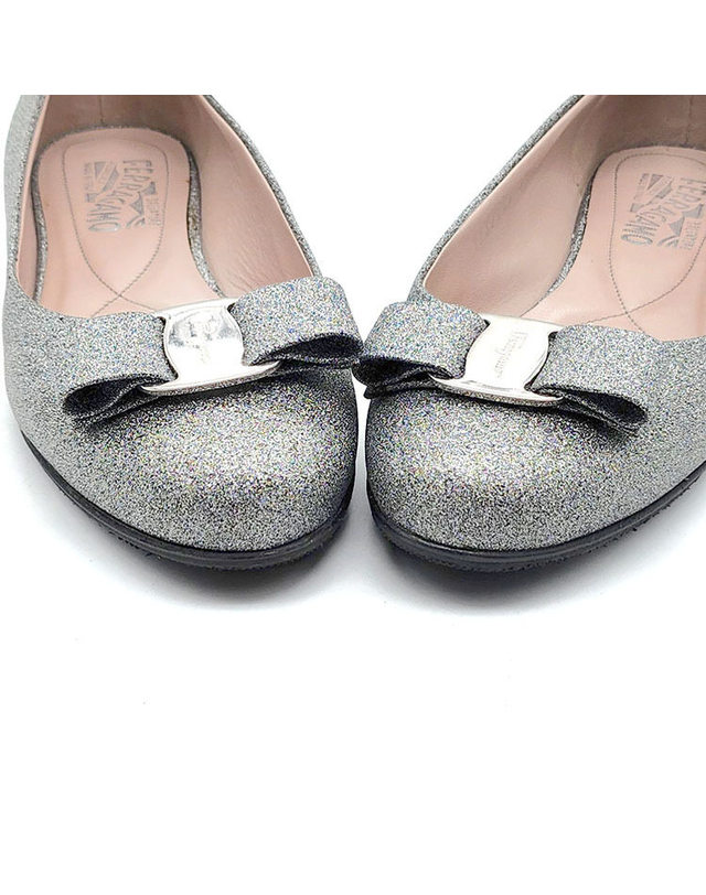살바토레 페라가모 [중고명품] [중고명품] 페레가모 글리터 바라 플랫슈즈 L113990 BLACK 착용컷