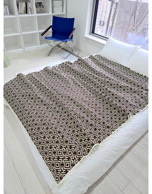 블랑쉬하우스 블랑쉬 브라운 지오메트리 다용도 러너 블랭킷 착용컷