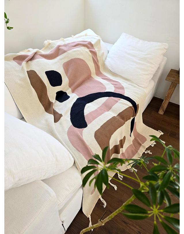 블랑쉬하우스 블랑쉬 모토 아르코 아트 모티브 블랭킷 착용컷