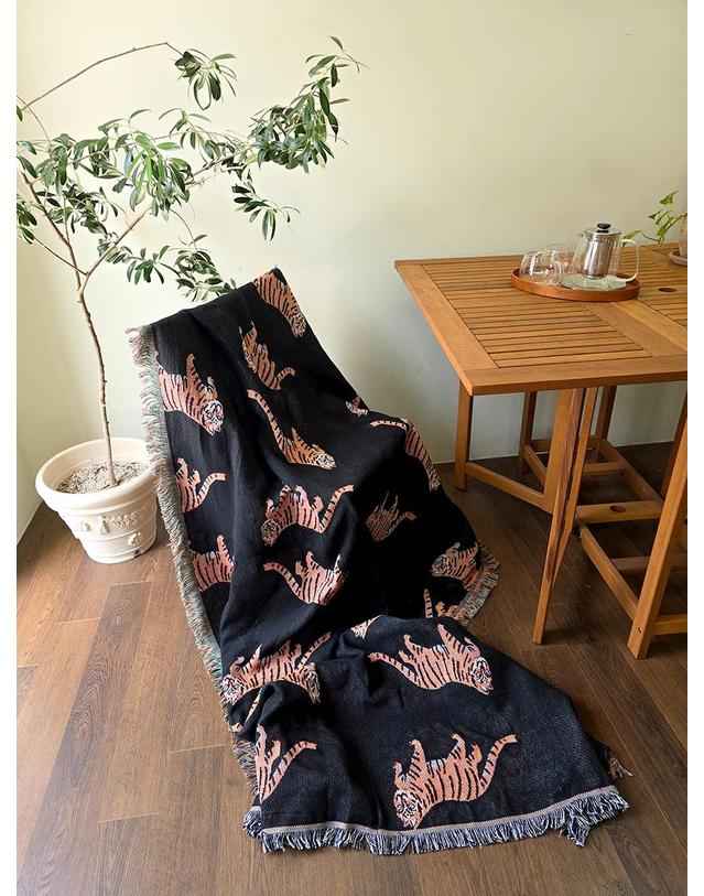 블랑쉬하우스 블랑쉬 와일드 타이거 아트 직조 블랭킷 착용컷