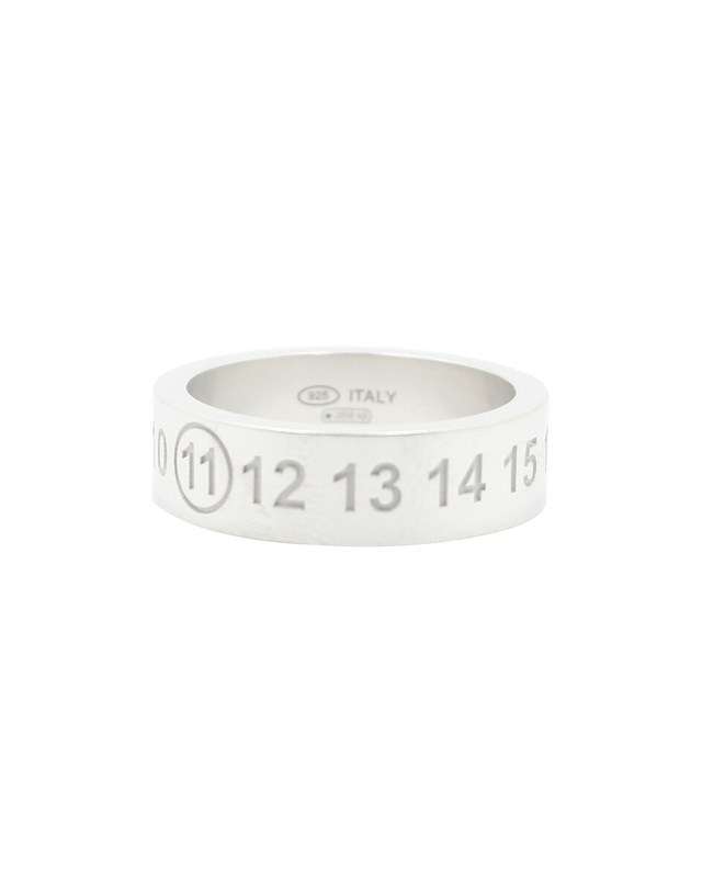 메종 마르지엘라 [명품] 마르지엘라 26SS 넘버링 레퍼런스 6.5MM 공용 반지 SM1UQ0120 P8863 101 밝은 그레이 착용컷