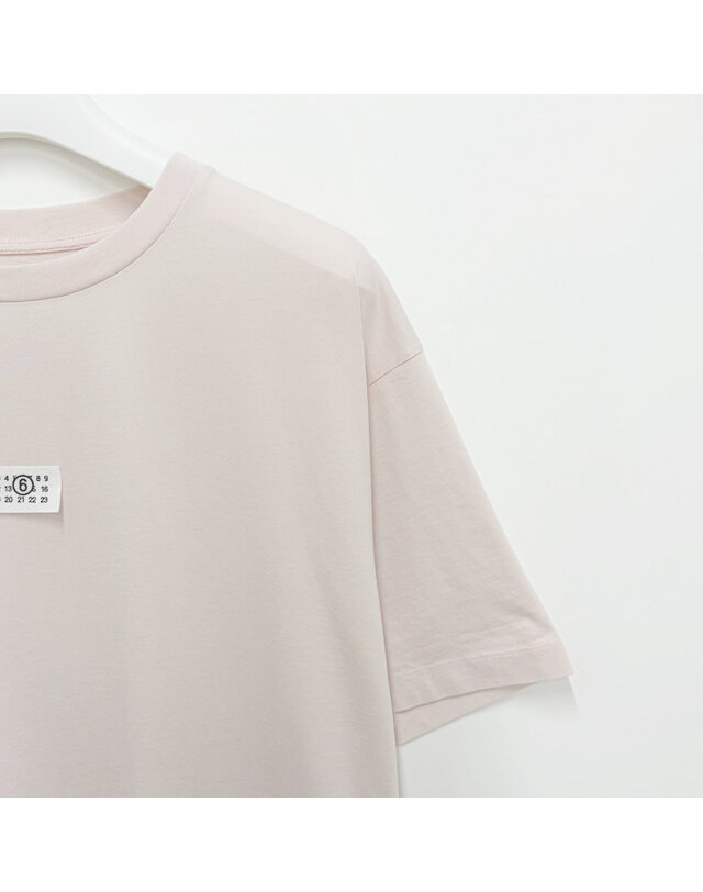 메종 마르지엘라 [명품] 26FW MM6 메종 마르지엘라 뉴메릭 넘버 로고 반팔티 라이트 핑크 SH0GC0071 M20170 231 밝은 그레이 착용컷