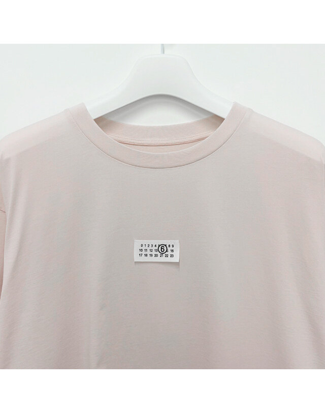 메종 마르지엘라 [명품] 26FW MM6 메종 마르지엘라 뉴메릭 넘버 로고 반팔티 라이트 핑크 SH0GC0071 M20170 231 밝은 그레이 착용컷