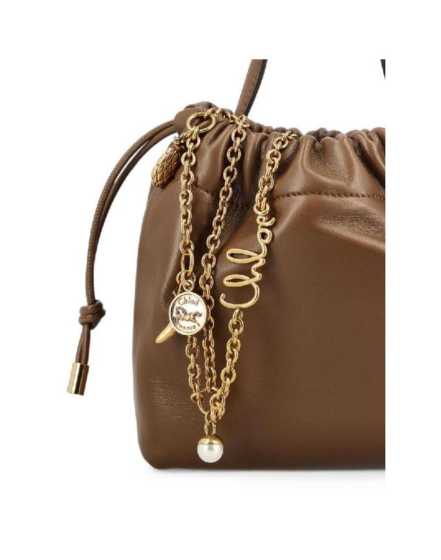 끌로에 [해외직구] 그란데비타 해외 끌로에 여성 CHLOE ICONS LEATHER MINI BUCKET BAG CH26SP126R1220U 착용컷