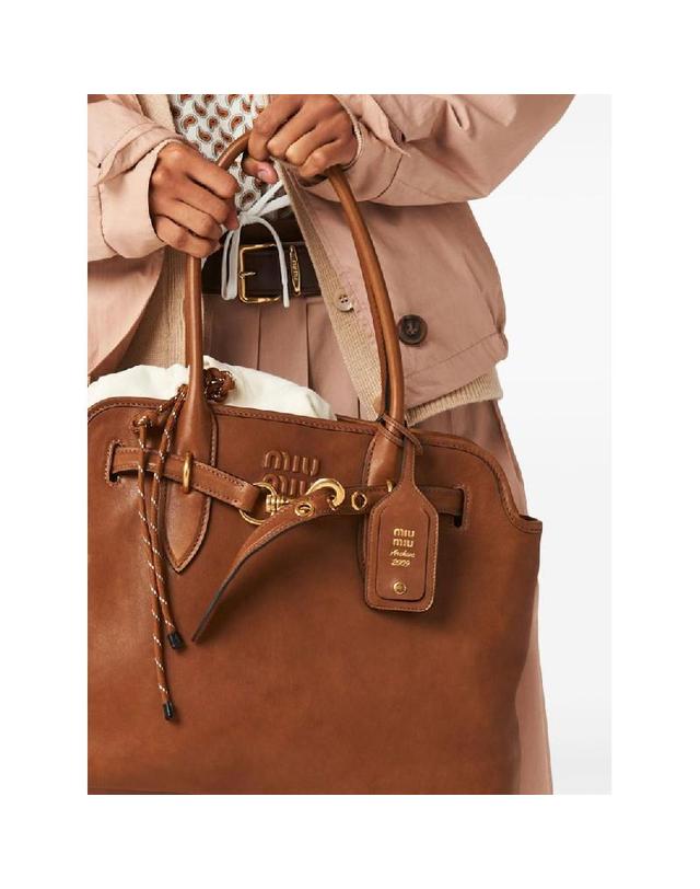 미우미우 [해외직구] 그란데비타 해외 미우미우 여성 AVENTURE MEDIUM LEATHER HANDBAG 5BG2912BBLF0316 착용컷