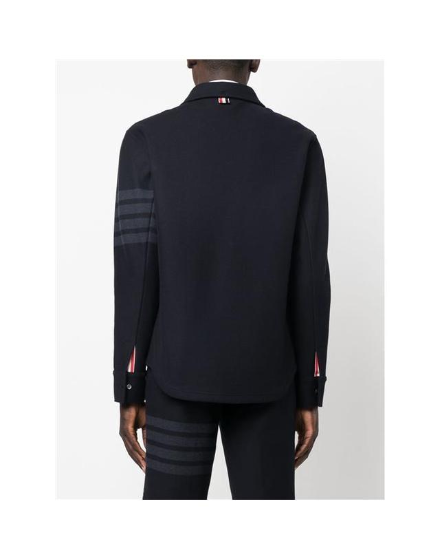 톰브라운 [명품] 24FW 톰브라운 4바 테크 트윌 버튼 다운 셔츠형 자켓 MJT361A 06772 415 BLACK 착용컷