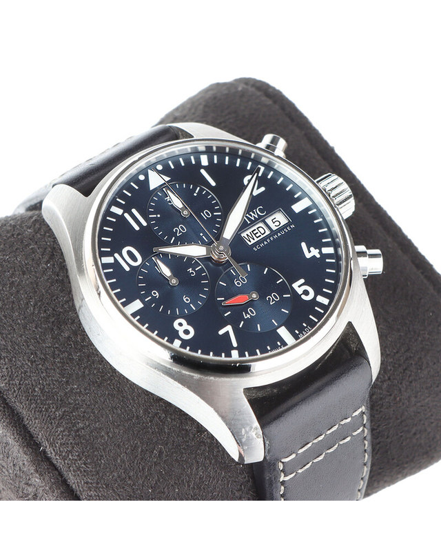 아이더블유씨 [중고명품] [중고명품] IWC IW388101 데이데이트 파일럿 크로노그래프 청판 41MM 남성용시계 B7136 1 BLACK 착용컷