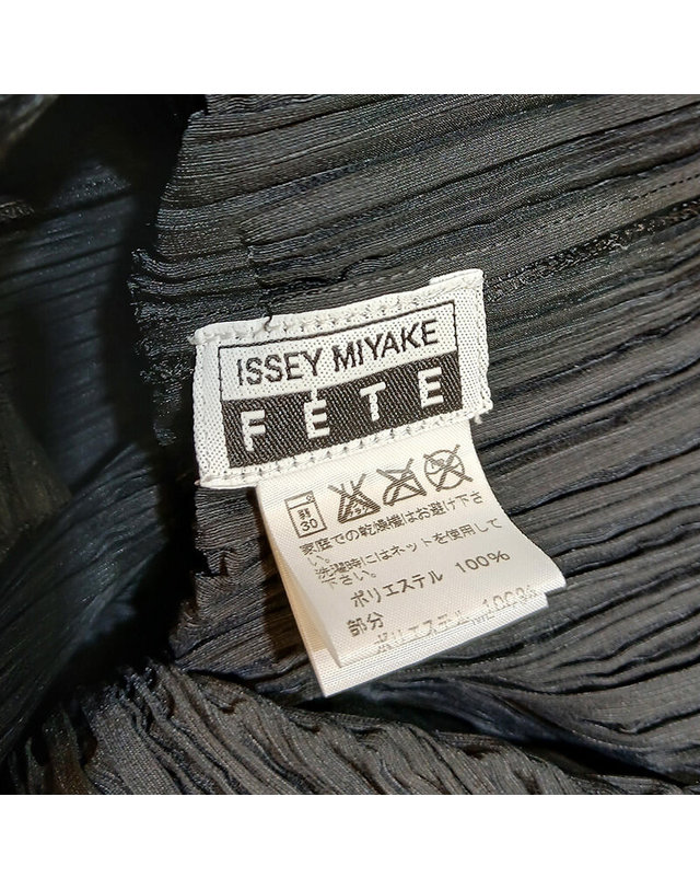 이세이미야케 [중고명품] [중고명품] 이세이미야케 FETE 블랙 플리츠 벨벳 자켓 2 카키 착용컷