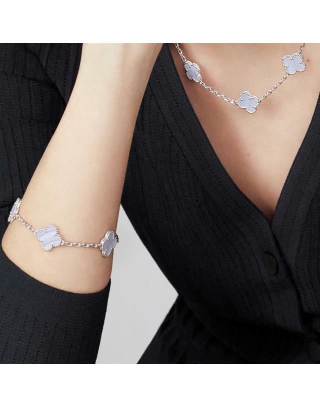 반 클리프 앤 아펠 [명품]반클리프 앤 아펠 빈티지 알함브라 팔찌 VCARD34700 VCARD34700 BLACK 착용컷