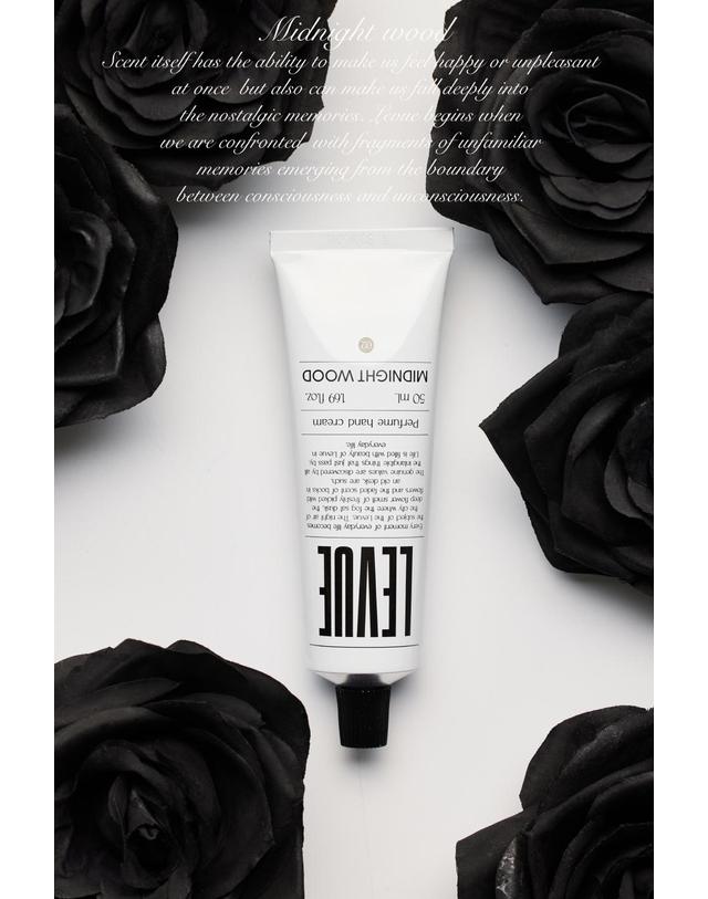 르뷔 [라이프스타일뷰티]르뷔 퍼퓸 핸드크림 미드나잇 우드 50ml 착용컷