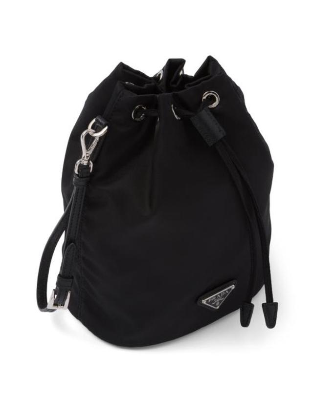 프라다 [해외직구] 26FW 프라다 삼각로고 리나일론 버킷백 1NS369R067 F0002 BLACK 착용컷