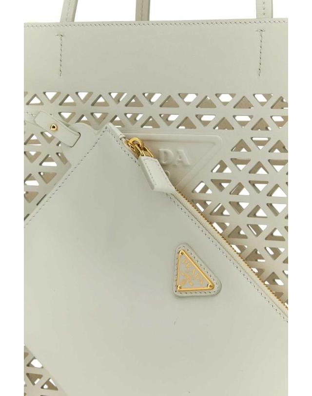 프라다 [해외직구] 25FW 프라다 퍼포레이티드 라지 레더 토트백 1BG5032CY4 F0009 WHITE 착용컷