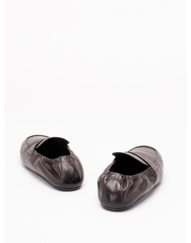 프라다 [해외직구] 26FW 프라다 셔플 앤틱 레더 로퍼 2DG1587V6FG012F0003 DARK BROWN 착용컷