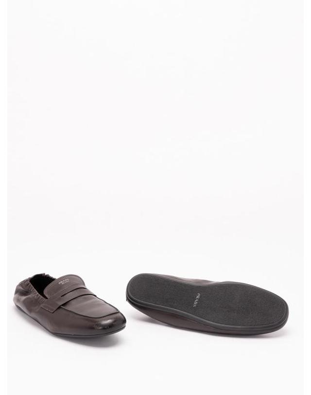 프라다 [해외직구] 26FW 프라다 셔플 앤틱 레더 로퍼 2DG1587V6FG012F0003 DARK BROWN 착용컷