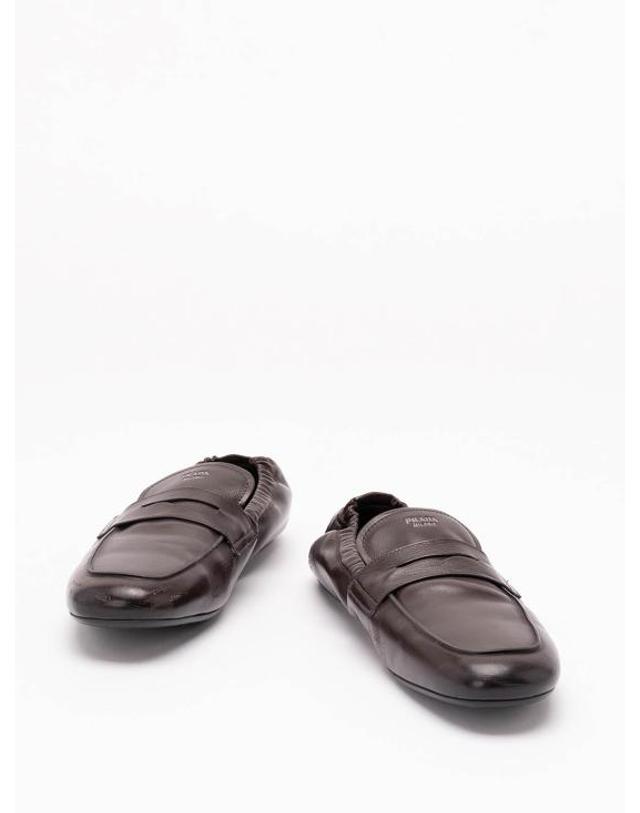 프라다 [해외직구] 26FW 프라다 셔플 앤틱 레더 로퍼 2DG1587V6FG012F0003 DARK BROWN 착용컷