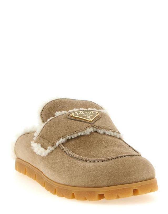 프라다 [해외직구] 26FW 프라다 스웨이드 셔링 뮬 1R129OFZF20JFTF0F24 Beige 착용컷