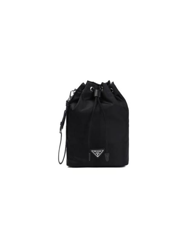 프라다 [해외직구] 26FW 프라다 삼각로고 리나일론 버킷백 1NS369 R067 F0002 NERO 착용컷