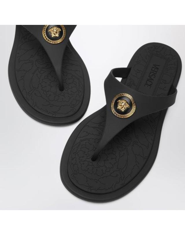 베르사체 [해외직구] 26FW 베르사체 알리아 러버 플랫 샌들 10162481A10983 Black 착용컷