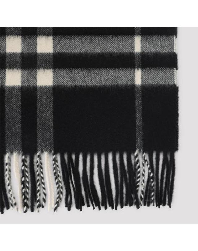 버버리 [해외직구] 26FW 버버리 체크 캐시미어 스카프 8094741 C1343 BLACK CALICO 착용컷