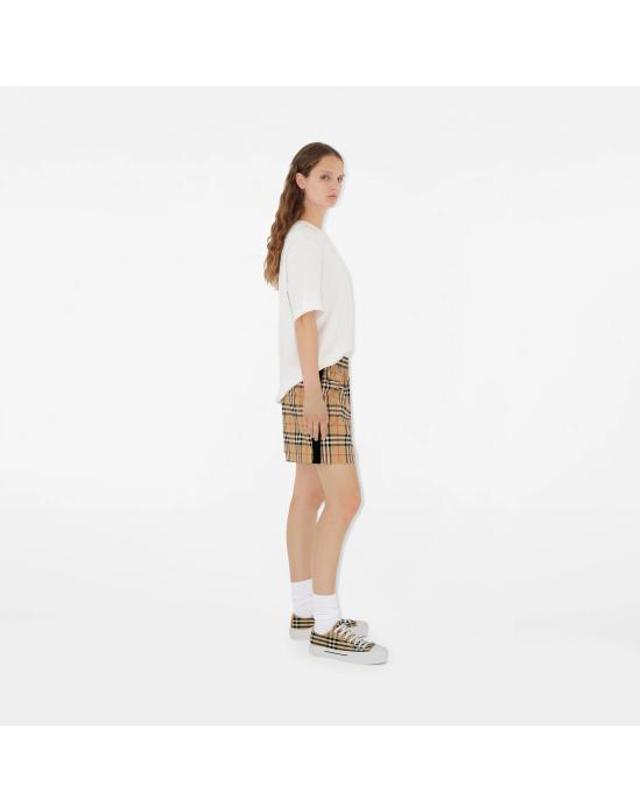 버버리 [해외직구] 26FW 버버리 체크 코튼 쇼츠 8111875 A7028 Beige 착용컷