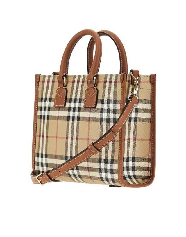 버버리 [해외직구] 26FW 버버리 미니 프레야 토트백 8109793 Beige 착용컷