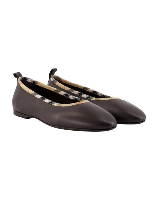 버버리 [해외직구] 26FW 버버리 플랫 슈즈 8128808A1344 BROWN 착용컷