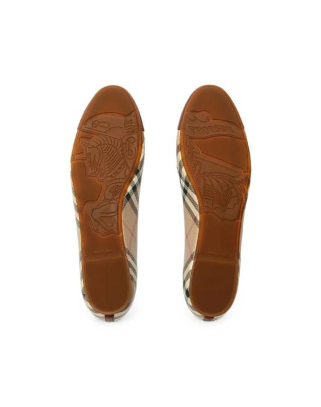 버버리 [해외직구] 26FW 버버리 플랫 슈즈 8132349 LF HIGHGAT A7028 NEUTRALS BROWN 착용컷