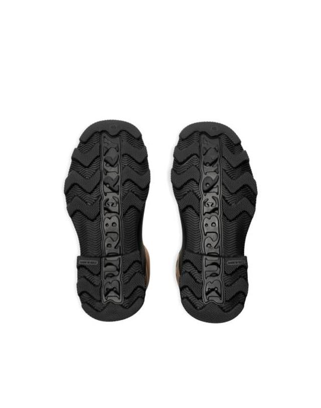 버버리 [해외직구] 26FW 버버리 러버 마쉬 스탬프 하이 부츠 8111677 LF MARSH A1189 BLACK NEUTRALS 착용컷
