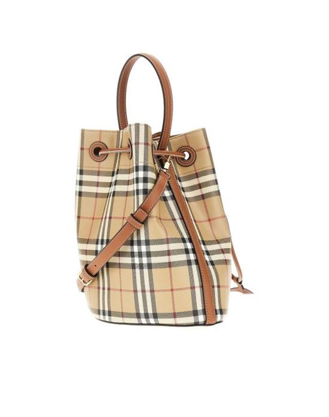 버버리 [해외직구] 26FW 버버리 스몰 체크 레더 드로우스트링 버킷백 8109795 Beige 착용컷