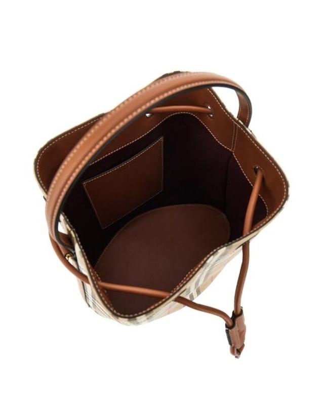 버버리 [해외직구] 26FW 버버리 스몰 체크 레더 드로우스트링 버킷백 8109795 Beige 착용컷