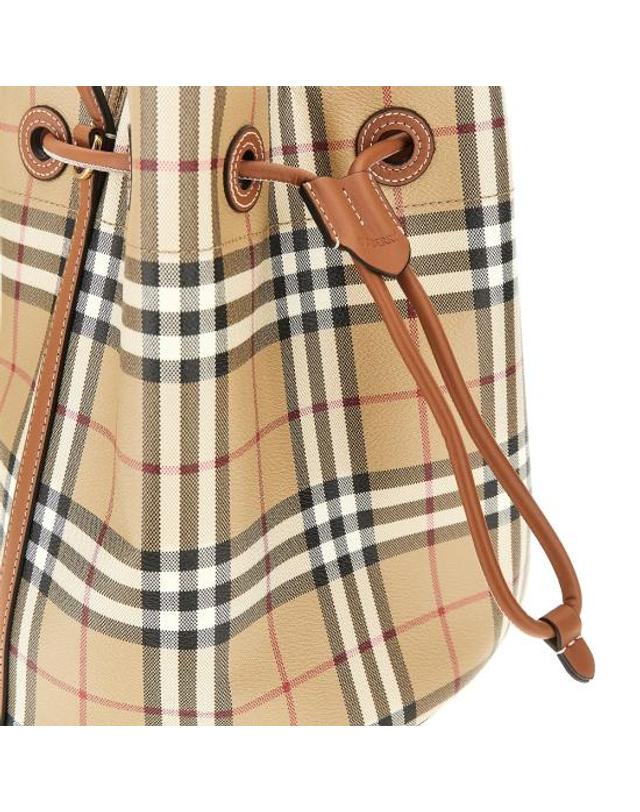 버버리 [해외직구] 26FW 버버리 스몰 체크 레더 드로우스트링 버킷백 8109795 Beige 착용컷