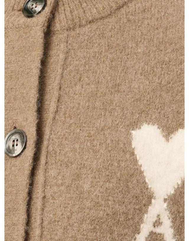 아미 [해외직구] 26FW 아미 ADC 하트 인타르시아 알파카 니트 가디건 UKC366 KN0135A278 BEIGE MASTIC OFF WHITE 착용컷
