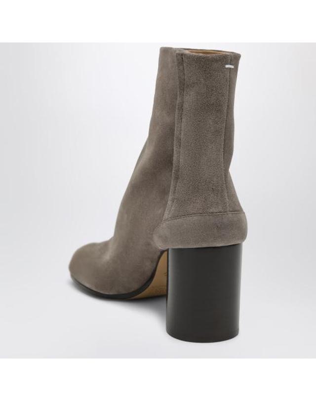 메종 마르지엘라 [해외직구] 26FW 마르지엘라 타비 힐 스웨이드 부츠 S58WU0260P7854 Beige 착용컷