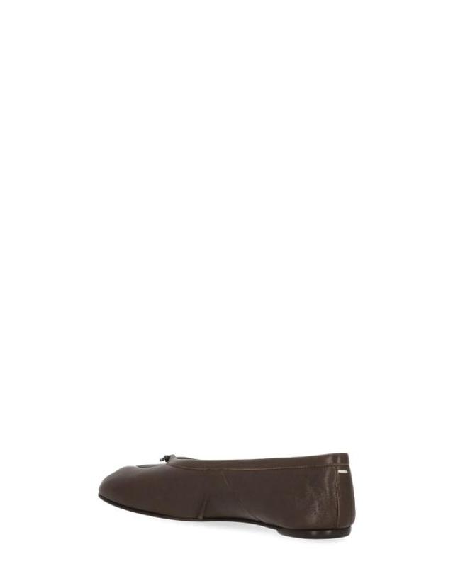 메종 마르지엘라 [해외직구] 26FW 마르지엘라 타비 발레리나 스웨이드 플랫 슈즈 S58WZ0127 P3753T2358 BROWN 착용컷