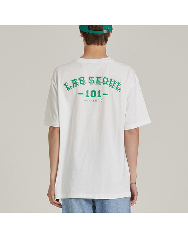 랩원오원 [LAB101] 베이스볼 백 로고 티셔츠 (OFF WHITE) 착용컷