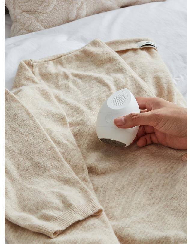 한샘 한샘 클리어 휴대용 미니 보풀제거기 착용컷