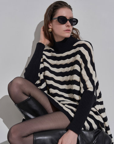 배색 스트라이프 오버핏 반목 니트 ML02KN313FJY