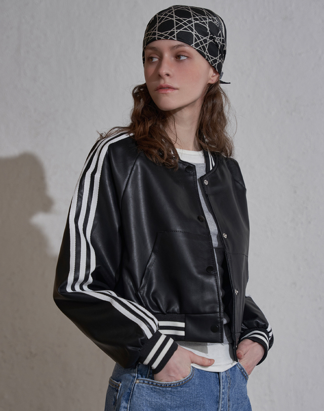 르니앤맥코이 라인 배색 세미 크롭 페이크 레더 자켓 LN10JP770 착용컷
