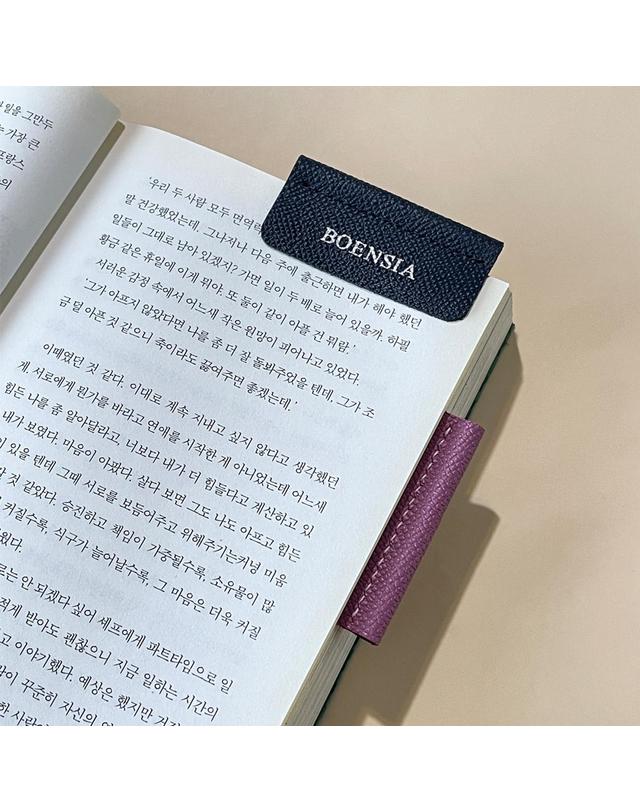 보엔시아 핸드메이드 책갈피 엡송 가죽 이니셜 각인 수제 북마크 북클립 ver.2 착용컷