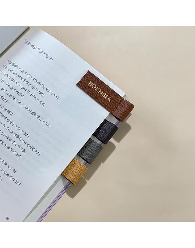 보엔시아 1+1 핸드메이드 책갈피 엡송 가죽 이니셜 각인 수제 북마크 북클립 ver.3 착용컷