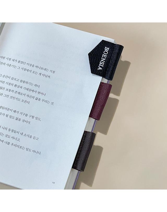 보엔시아 1+1 핸드메이드 책갈피 엡송 가죽 이니셜 각인 수제 북마크 북클립 ver.4 착용컷