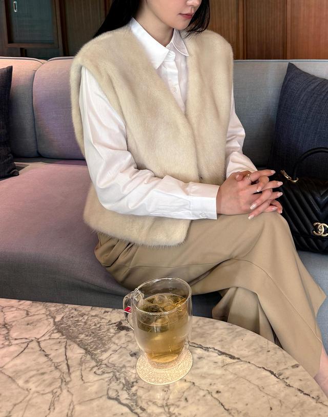 준퍼 준퍼 로제 브이넥 투포켓 밍크베스트 착용컷