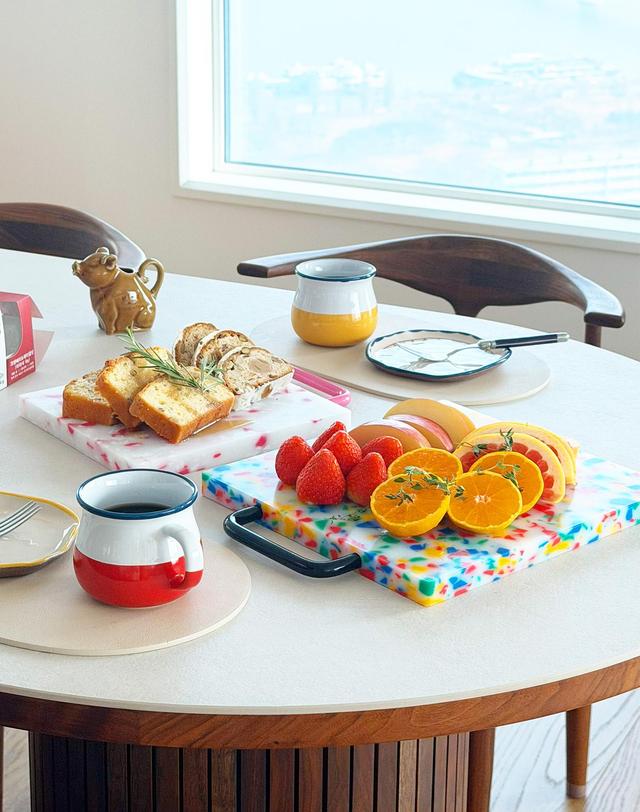 짐샌더슨 짐샌더슨 테라조 컬러 커팅보드 L 컬러도마 플레이팅 손잡이 도마 착용컷