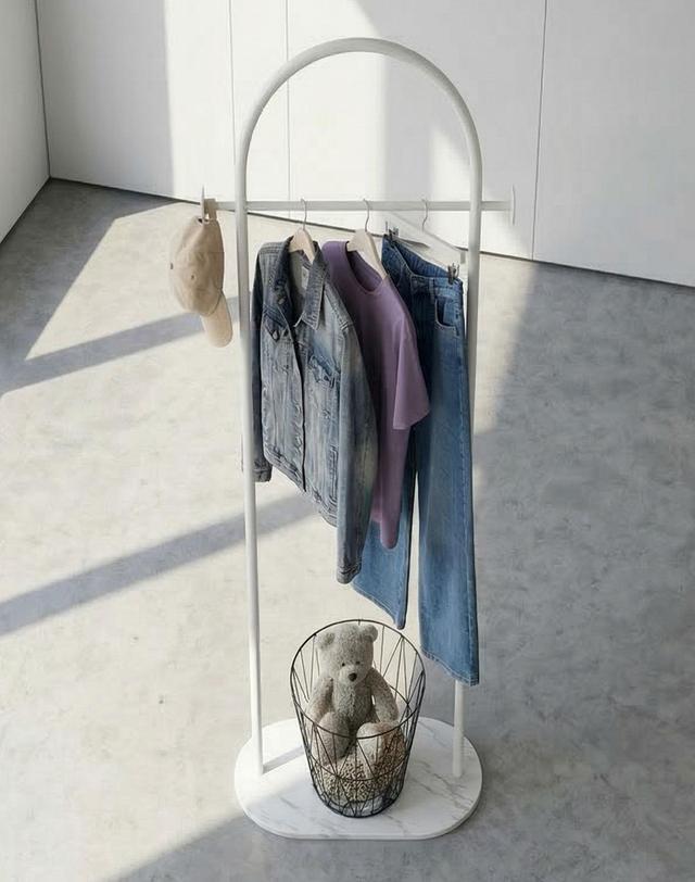 히키스 HICKIES 데일리 자취 드레스룸 틈새 스탠드 마블 옷걸이 철제 1인 행거 아치형 450 착용컷