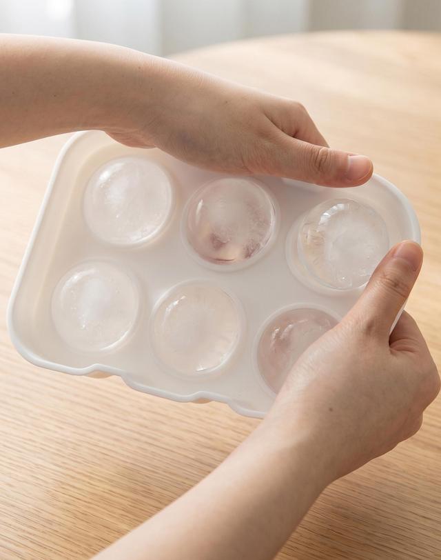히키스 HICKIES 실리콘 손쉬운 분리 왕얼음틀 아이스볼 온더락 원형 6구 착용컷