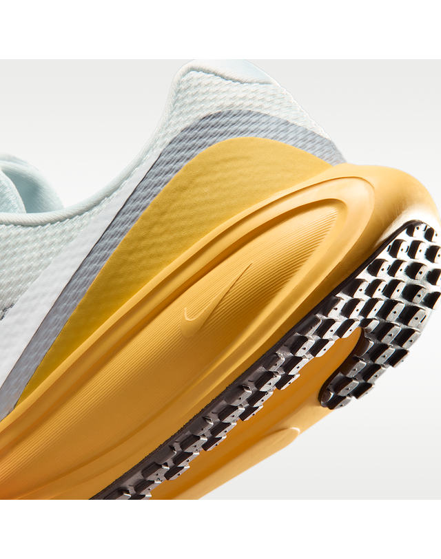 나이키 [NIKE] 나이키 레볼루션 8 남성 로드 러닝화 / 오프화이트-울프 그레이-토파즈 골드-화이트_HJ9198-104 착용컷