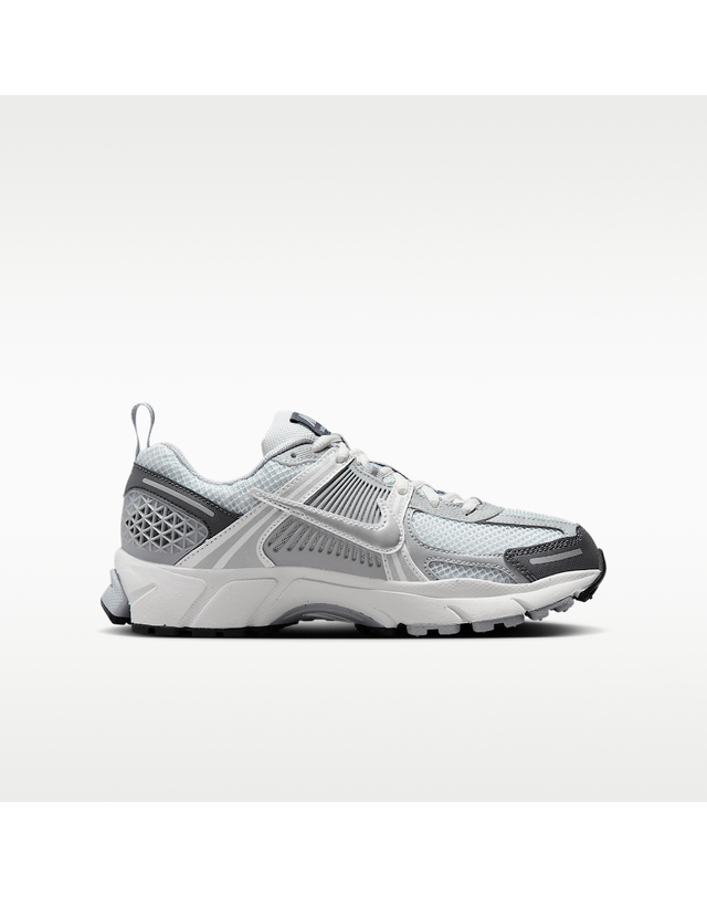 나이키 [NIKE] 나이키 보메로 5 빅 키즈 신발 / 퓨어 플래티넘-서밋 화이트-다크 그레이-메탈릭 실버_HF6998-002 착용컷
