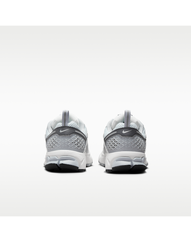 나이키 [NIKE] 나이키 보메로 5 빅 키즈 신발 / 퓨어 플래티넘-서밋 화이트-다크 그레이-메탈릭 실버_HF6998-002 착용컷