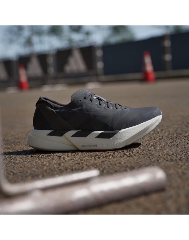 아디다스 [ADIDAS] 아디다스 아디제로 아디오스 프로 4 / 코어 블랙 / 코어 블랙 / 그레이 파이브_JR6360 착용컷